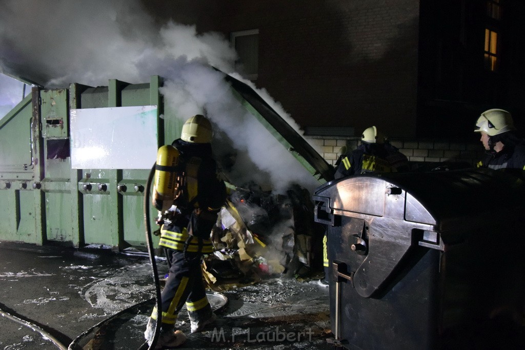 Feuer Papp Presscontainer Koeln Hoehenberg Bochumerstr P225.JPG - Miklos Laubert